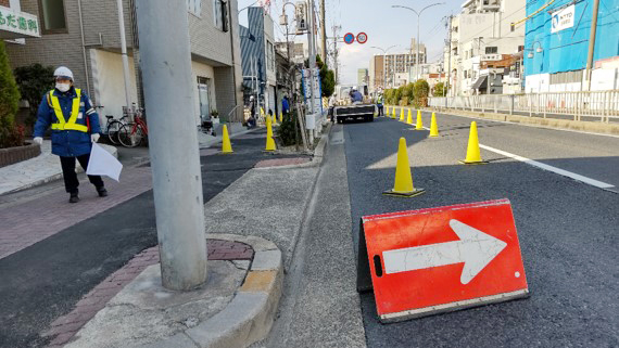 3，隣地いっぱいに建てる経験と技術力で、いろいろな工法を検討し、安全に建設をおこなっていきます。